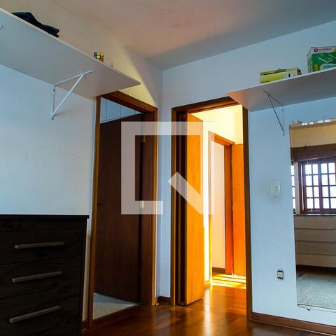 Casa à venda com 237m², 4 quartos e 4 vagasCloset