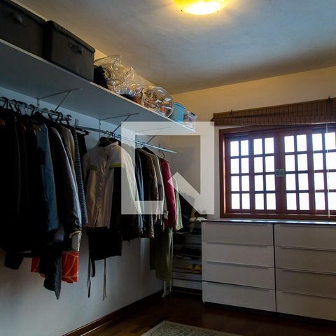 Casa à venda com 237m², 4 quartos e 4 vagasCloset