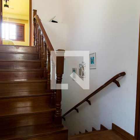 Casa à venda com 237m², 4 quartos e 4 vagasEscadas