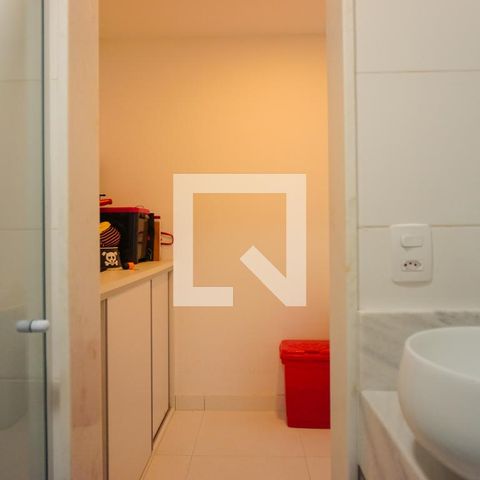 Casa de condomínio à venda com 400m², 4 quartos e 4 vagasBanheiro de Serviço