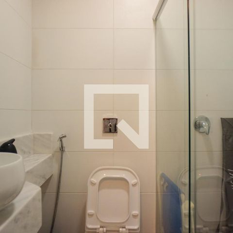 Casa de condomínio à venda com 400m², 4 quartos e 4 vagasBanheiro de Serviço