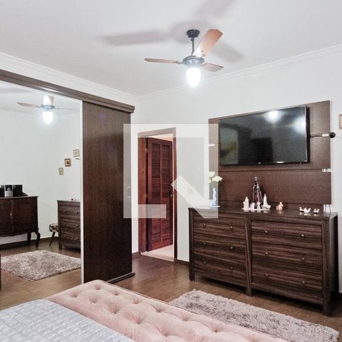 Casa à venda com 250m², 4 quartos e 2 vagasSuíte