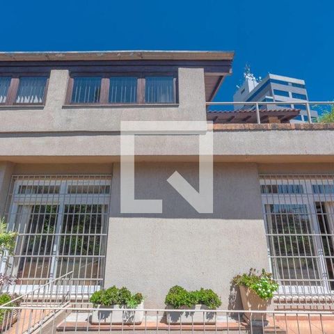 Casa à venda com 350m², 4 quartos e 4 vagasFachada