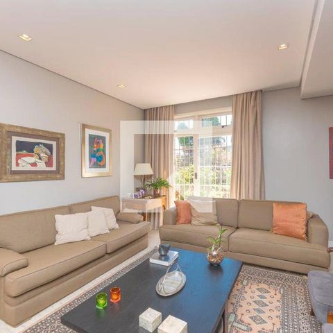 Casa à venda com 350m², 4 quartos e 4 vagasSala