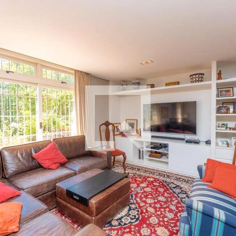 Casa à venda com 350m², 4 quartos e 4 vagasSala de TV