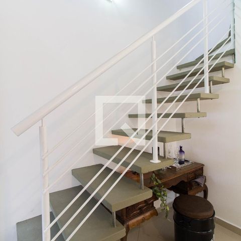 Casa de condomínio para alugar com 90m², 2 quartos e 2 vagasEscadas