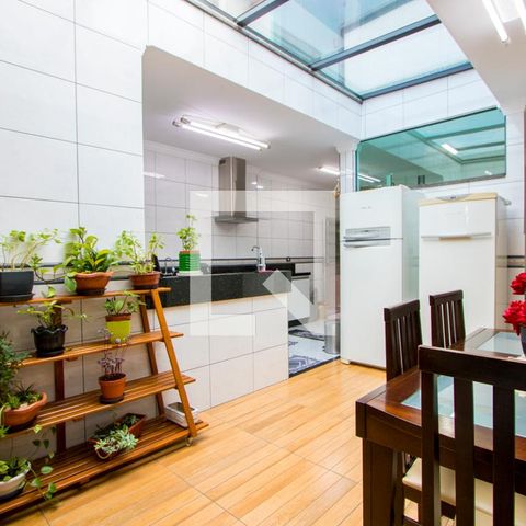 Casa à venda com 153m², 2 quartos e 2 vagas Casa à venda com 153m², 2 quartos e 2 vagasSala