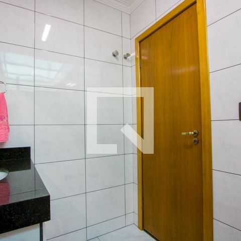 Casa à venda com 153m², 2 quartos e 2 vagas Casa à venda com 153m², 2 quartos e 2 vagasBanheiro social