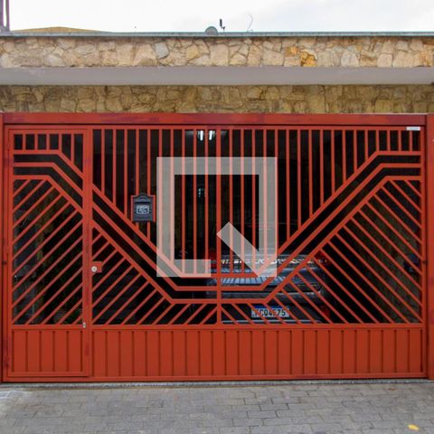 Casa à venda com 153m², 2 quartos e 2 vagas Casa à venda com 153m², 2 quartos e 2 vagasFachada