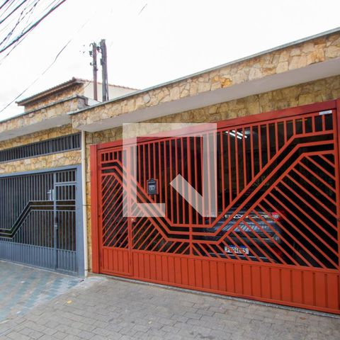 Casa à venda com 153m², 2 quartos e 2 vagas Casa à venda com 153m², 2 quartos e 2 vagasFachada