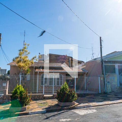 Casa à venda com 242m², 3 quartos e 3 vagasFachada