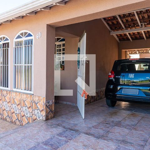 Casa à venda com 242m², 3 quartos e 3 vagasFachada
