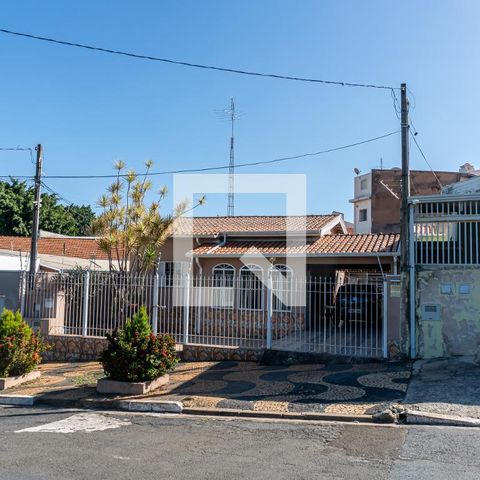 Casa à venda com 242m², 3 quartos e 3 vagasFachada