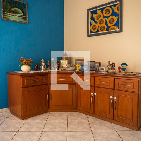 Casa à venda com 242m², 3 quartos e 3 vagasSala
