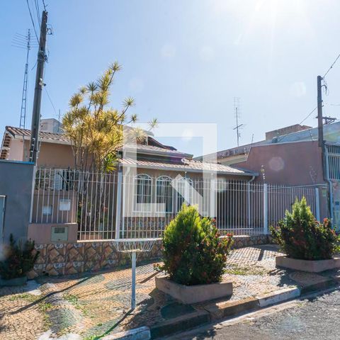 Casa à venda com 242m², 3 quartos e 3 vagasFachada