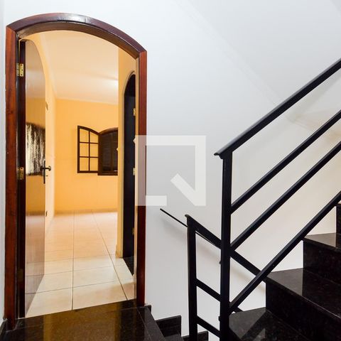 Casa à venda com 184m², 4 quartos e 2 vagasEscada e Corredor dos Quartos 