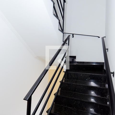 Casa à venda com 184m², 4 quartos e 2 vagasEscada e Corredor dos Quartos 