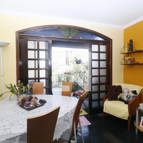 Casa à venda com 140m², 4 quartos e 2 vagasSala