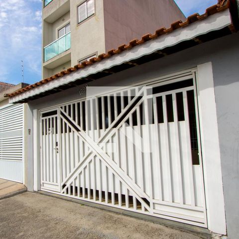 Casa à venda com 191m², 2 quartos e 2 vagas Casa à venda com 191m², 2 quartos e 2 vagasFachada
