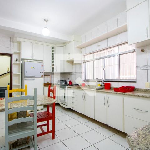 Casa à venda com 191m², 2 quartos e 2 vagas Casa à venda com 191m², 2 quartos e 2 vagasCozinha
