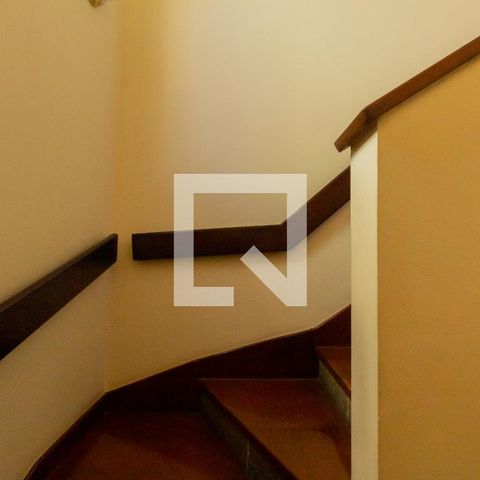 Casa à venda com 311m², 4 quartos e 4 vagasEscadas