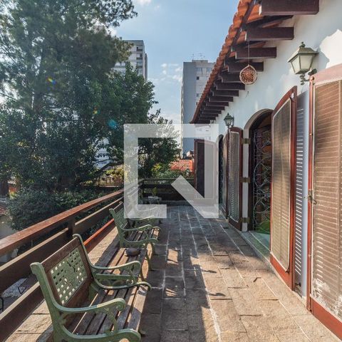 Casa à venda com 311m², 4 quartos e 4 vagasVaranda 