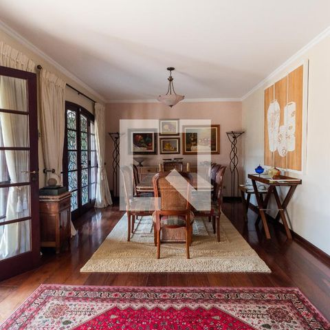 Casa à venda com 311m², 4 quartos e 4 vagasSala