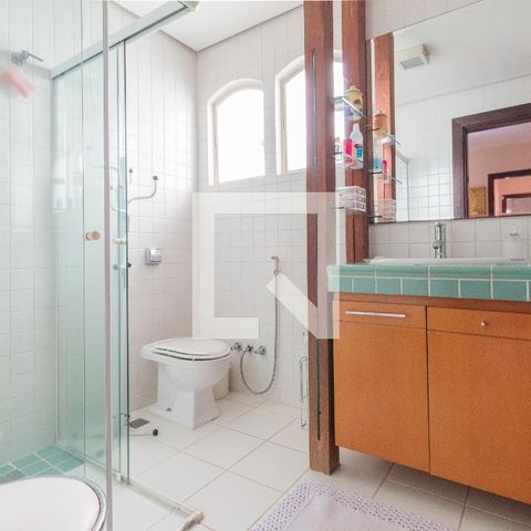 Casa à venda com 311m², 4 quartos e 4 vagasBanheiro social 