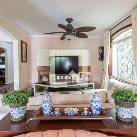 Casa à venda com 311m², 4 quartos e 4 vagasSala
