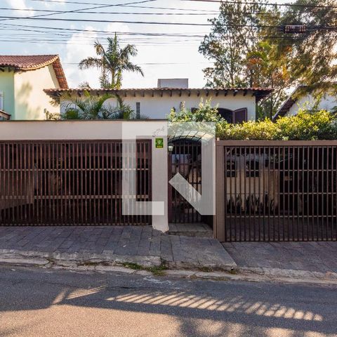 Casa à venda com 311m², 4 quartos e 4 vagasFachada 