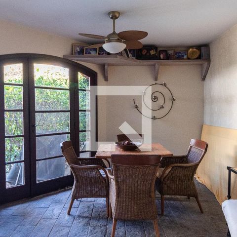 Casa à venda com 311m², 4 quartos e 4 vagasÁrea Externa - sala