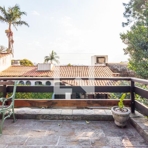 Casa à venda com 311m², 4 quartos e 4 vagasSuíte 1 - Varanda 