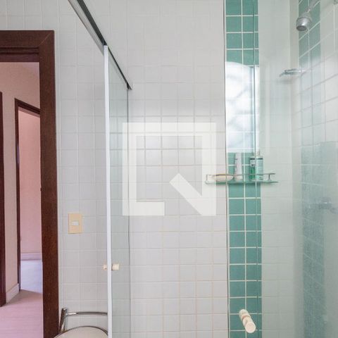 Casa à venda com 311m², 4 quartos e 4 vagasBanheiro social 