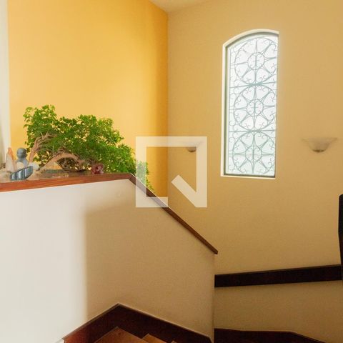 Casa à venda com 311m², 4 quartos e 4 vagasEscadas