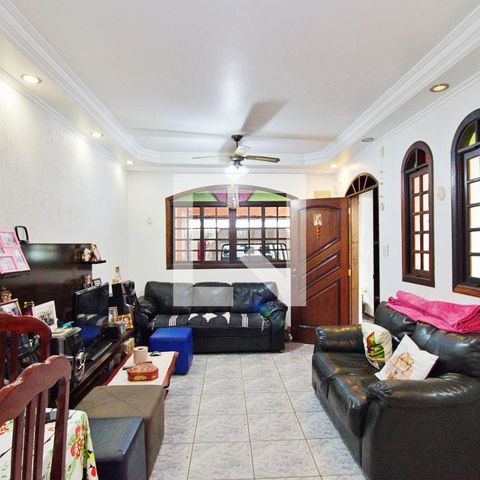Casa à venda com 210m², 3 quartos e 2 vagasSala