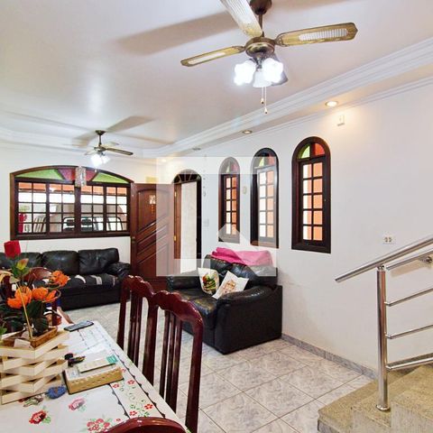 Casa à venda com 210m², 3 quartos e 2 vagasSala