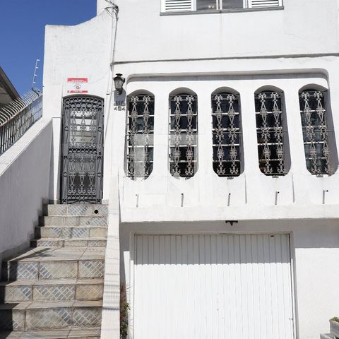 Casa à venda com 500m², 4 quartos e 3 vagas Casa à venda com 500m², 4 quartos e 3 vagasFachada