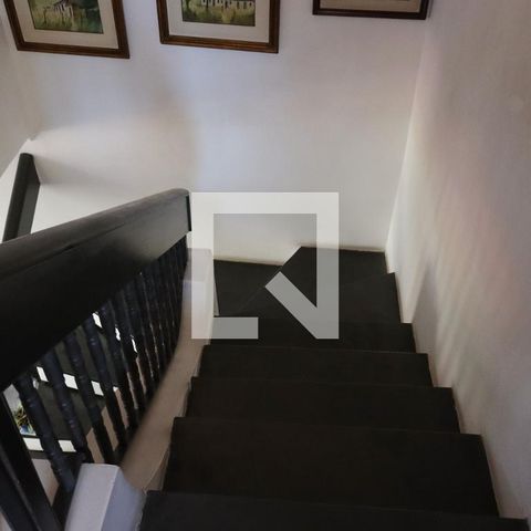 Casa à venda com 500m², 4 quartos e 3 vagas Casa à venda com 500m², 4 quartos e 3 vagasEscada
