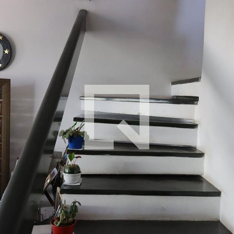 Casa à venda com 500m², 4 quartos e 3 vagas Casa à venda com 500m², 4 quartos e 3 vagasEscada
