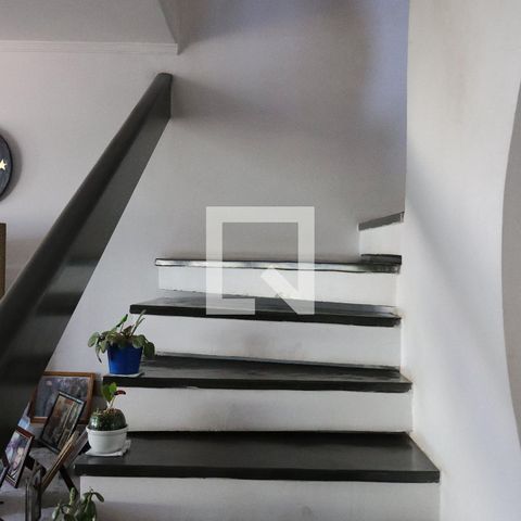 Casa à venda com 500m², 4 quartos e 3 vagas Casa à venda com 500m², 4 quartos e 3 vagasEscada