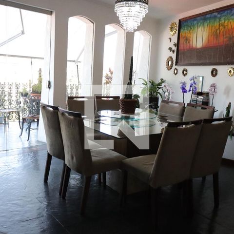 Casa à venda com 500m², 4 quartos e 3 vagas Casa à venda com 500m², 4 quartos e 3 vagasSala