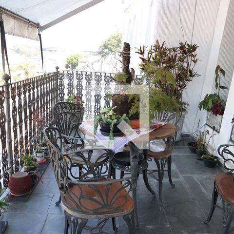 Casa à venda com 500m², 4 quartos e 3 vagas Casa à venda com 500m², 4 quartos e 3 vagasvaranda