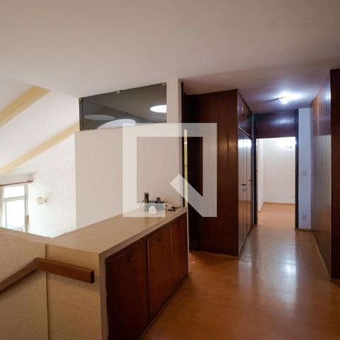 Casa para alugar com 628m², 5 quartos e 7 vagas Casa para alugar com 628m², 5 quartos e 7 vagasCorredor