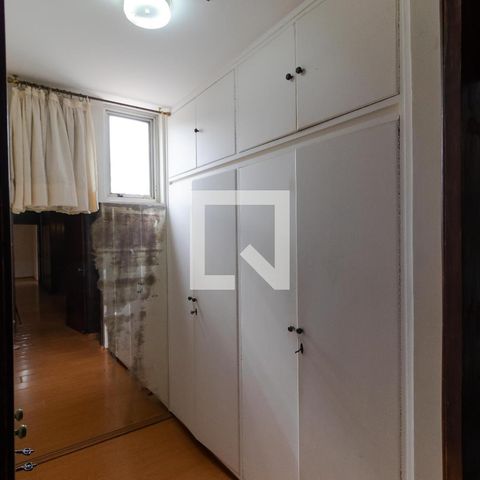 Casa para alugar com 628m², 5 quartos e 7 vagas Casa para alugar com 628m², 5 quartos e 7 vagasCloset da Suíte 01
