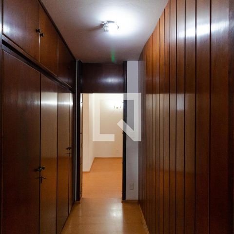 Casa para alugar com 628m², 5 quartos e 7 vagas Casa para alugar com 628m², 5 quartos e 7 vagasCorredor
