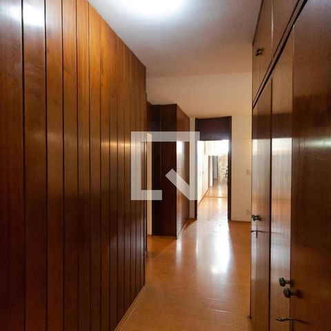 Casa para alugar com 628m², 5 quartos e 7 vagas Casa para alugar com 628m², 5 quartos e 7 vagasCorredor