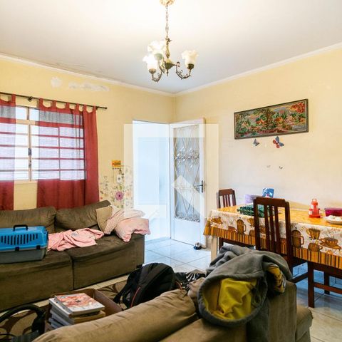 Casa à venda com 90m², 2 quartos e 2 vagasSala