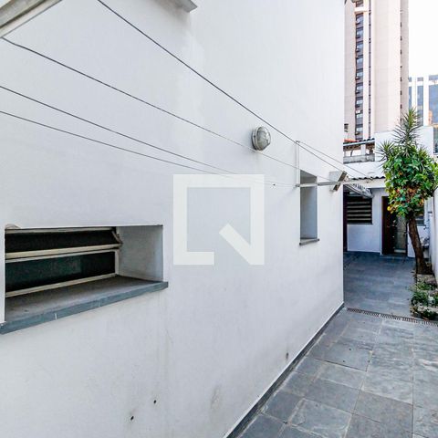 Casa para alugar com 150m², 2 quartos e 2 vagasCorredor lateral