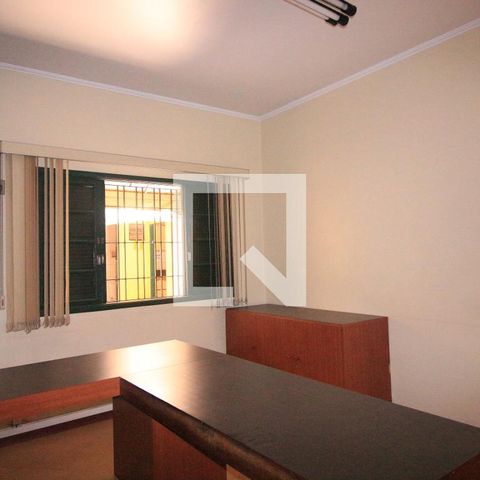 Casa à venda com 240m², 4 quartos e 4 vagasEscritório
