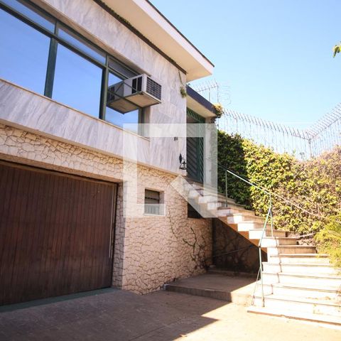 Casa à venda com 240m², 4 quartos e 4 vagasFachada